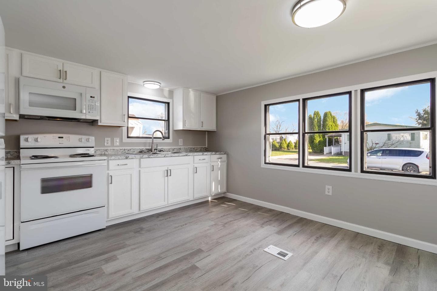 21 Rose Avenue photo 7