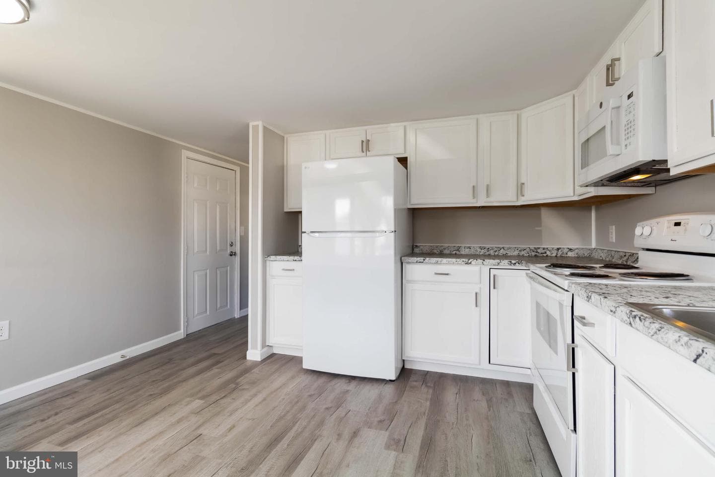 21 Rose Avenue photo 8