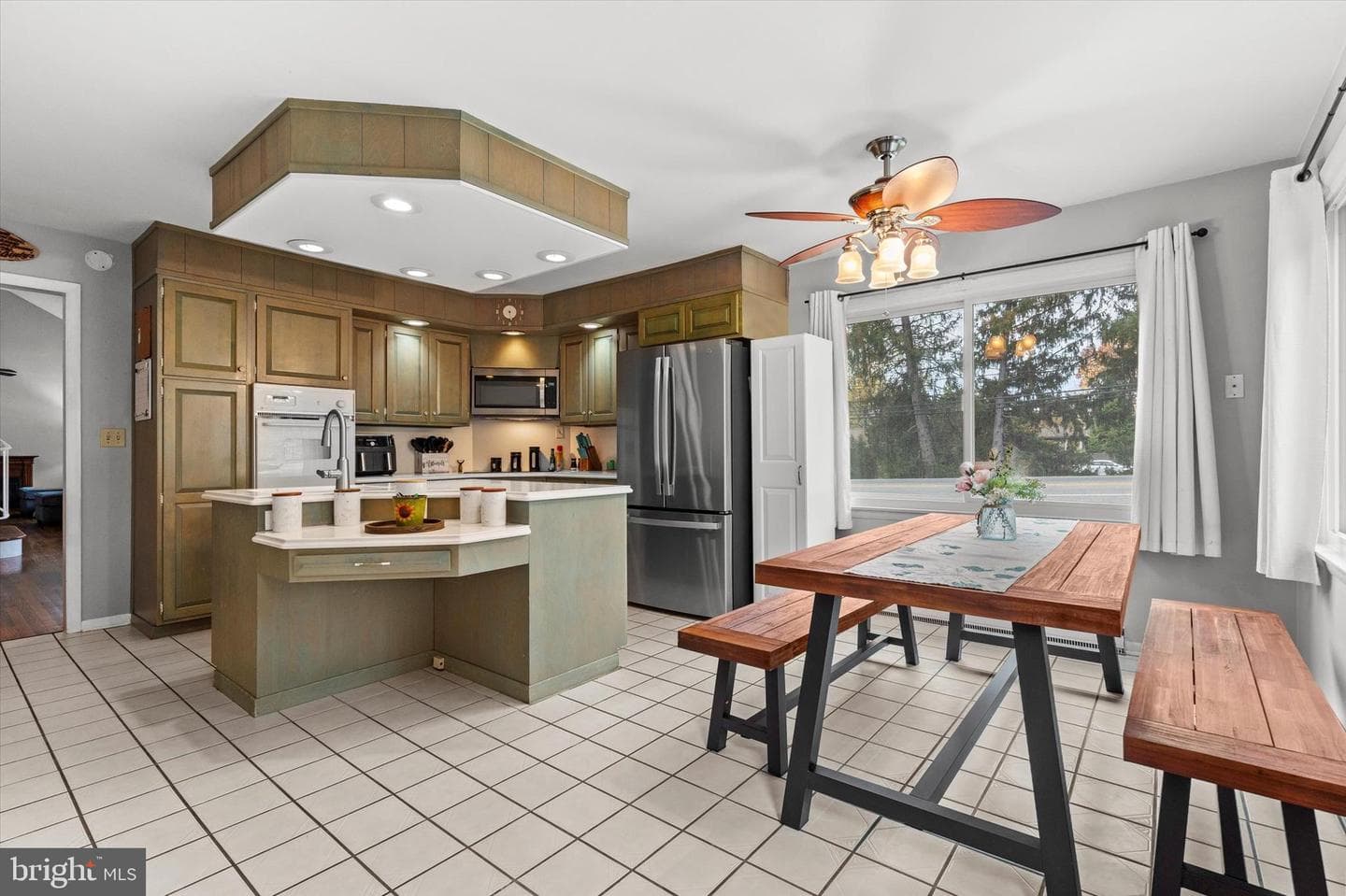 1605 Colonial Road photo 12