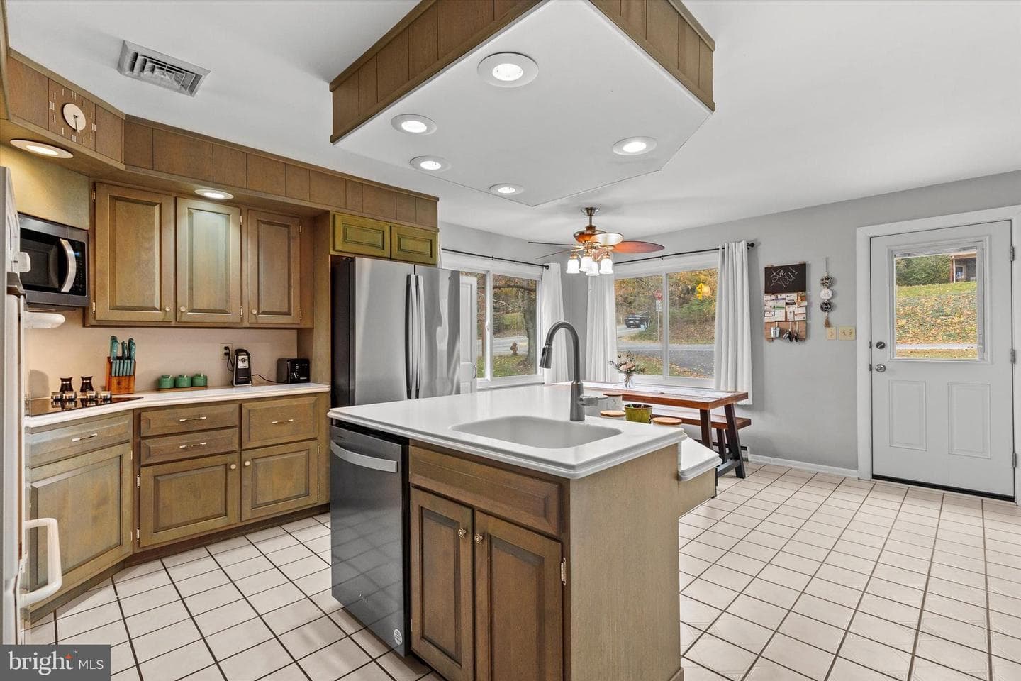 1605 Colonial Road photo 14