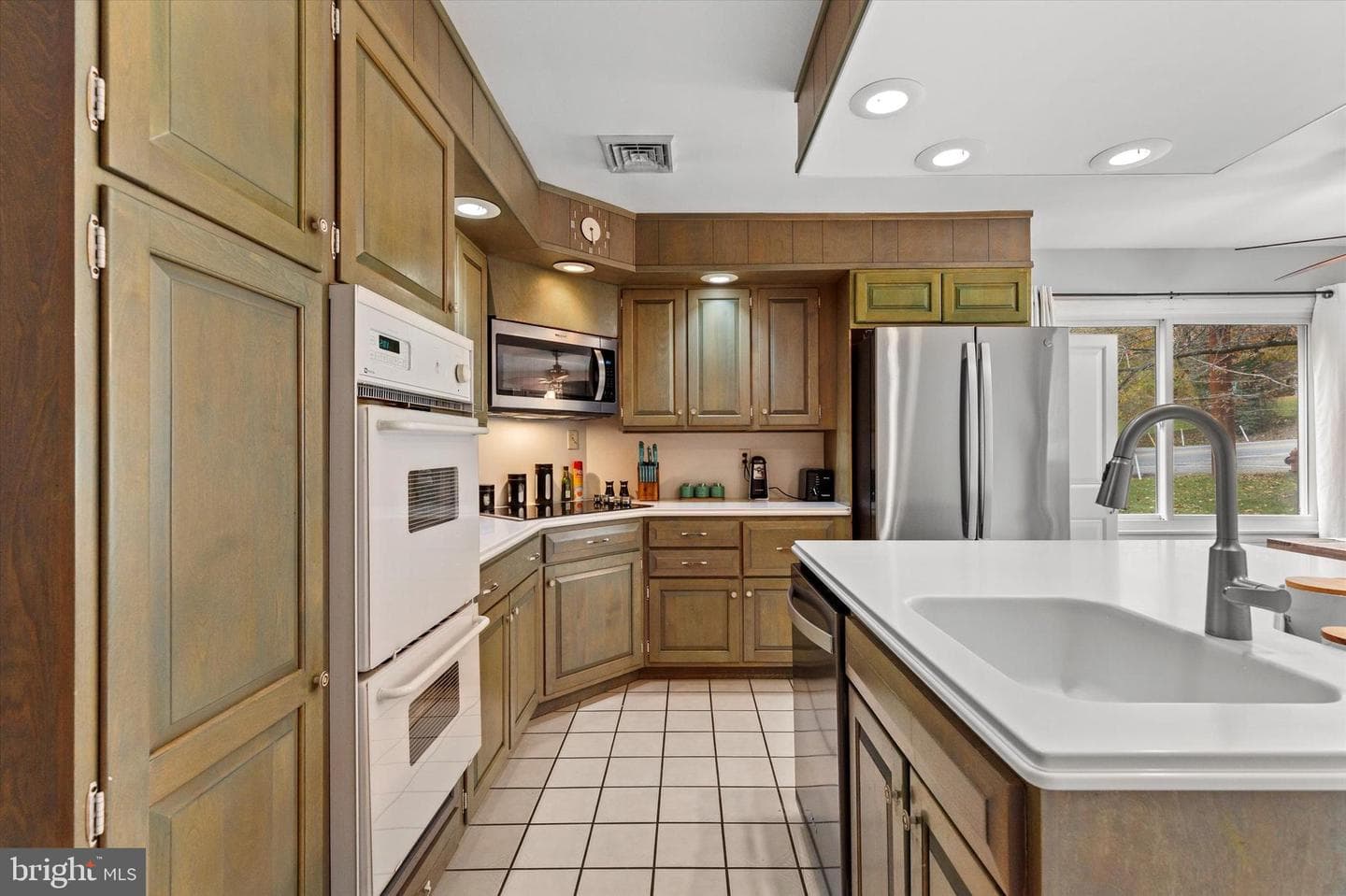 1605 Colonial Road photo 15