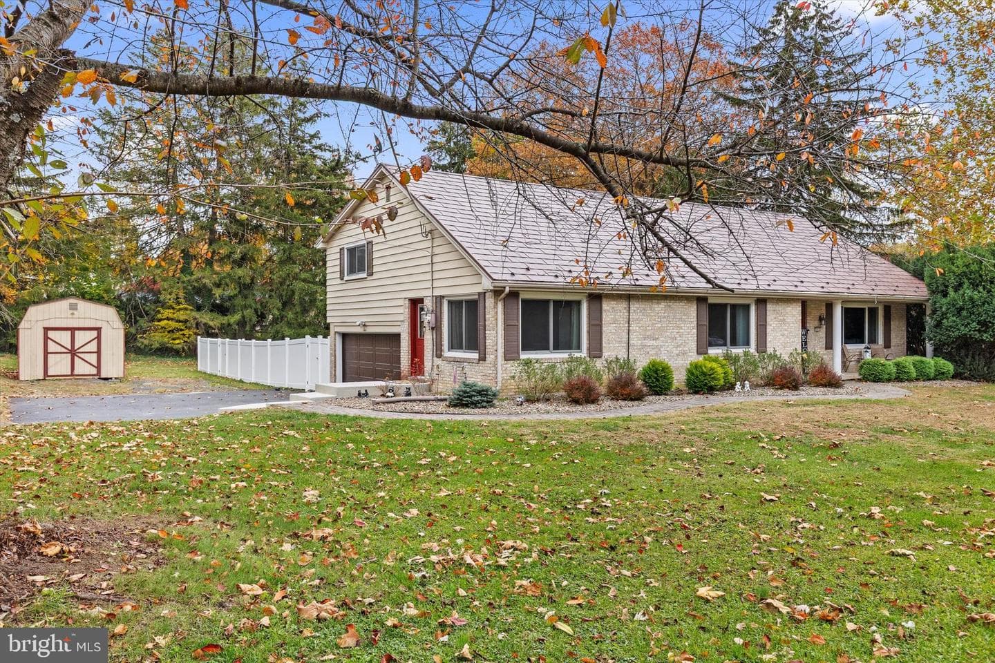 1605 Colonial Road photo 3