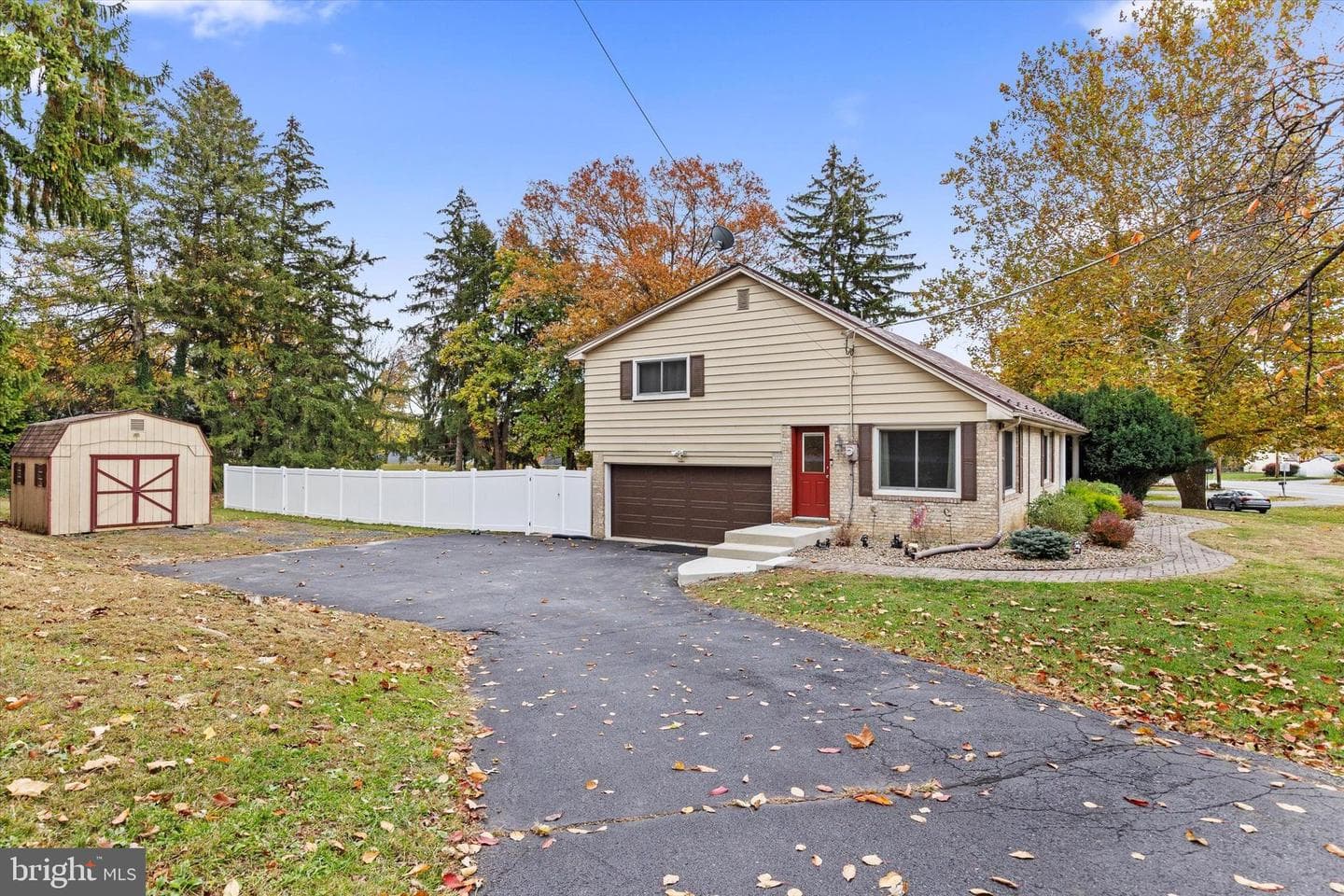 1605 Colonial Road photo 4