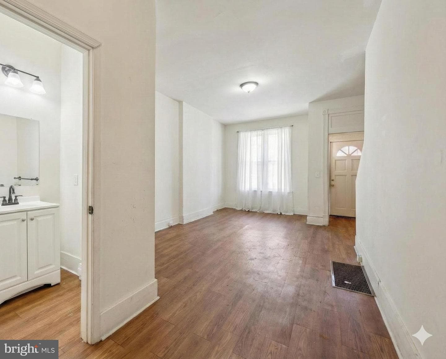 1153 Derry Street photo 4