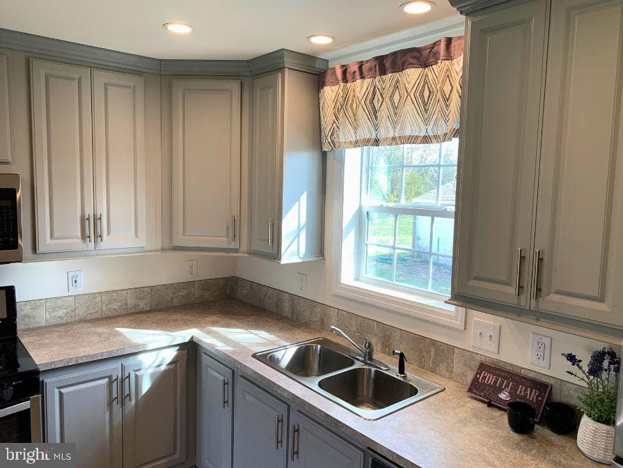 32 Rose Avenue photo 6