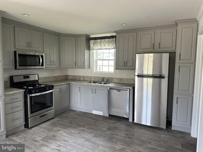 32 Rose Avenue photo 8