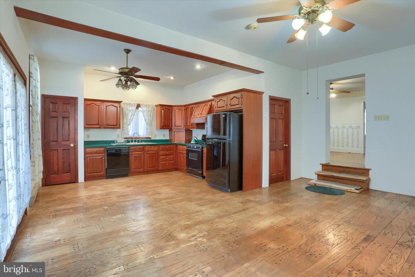 301 Swan Street photo 19