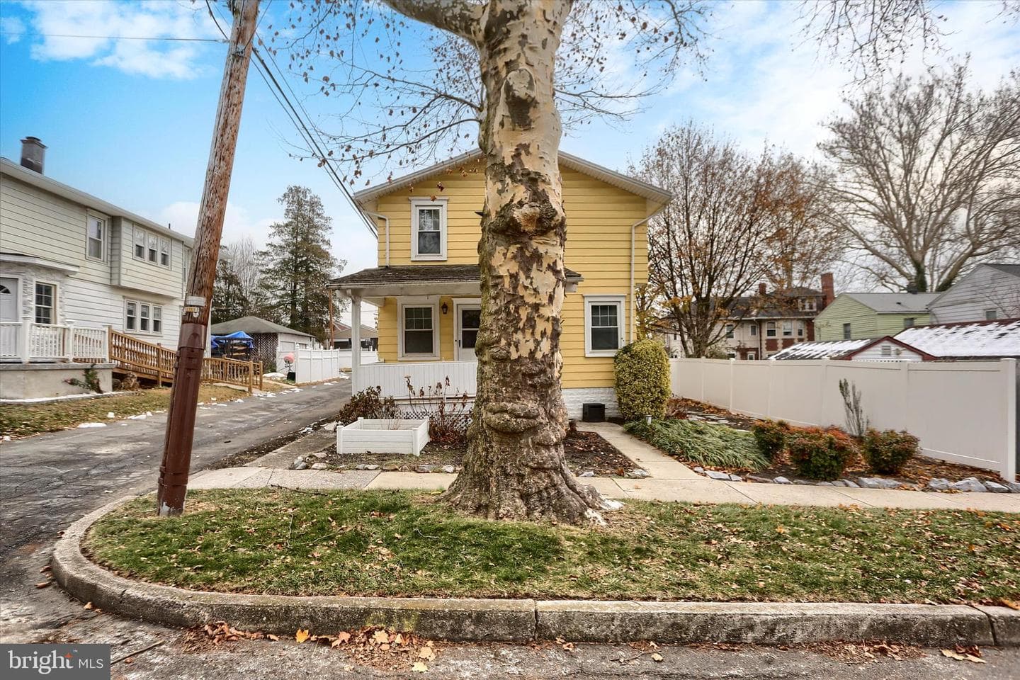 301 Swan Street photo 2