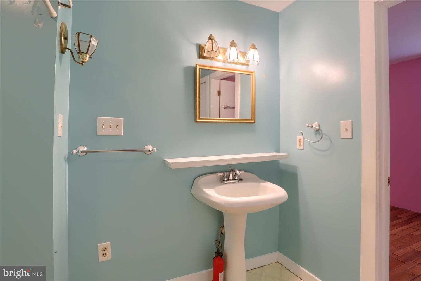 301 Swan Street photo 29