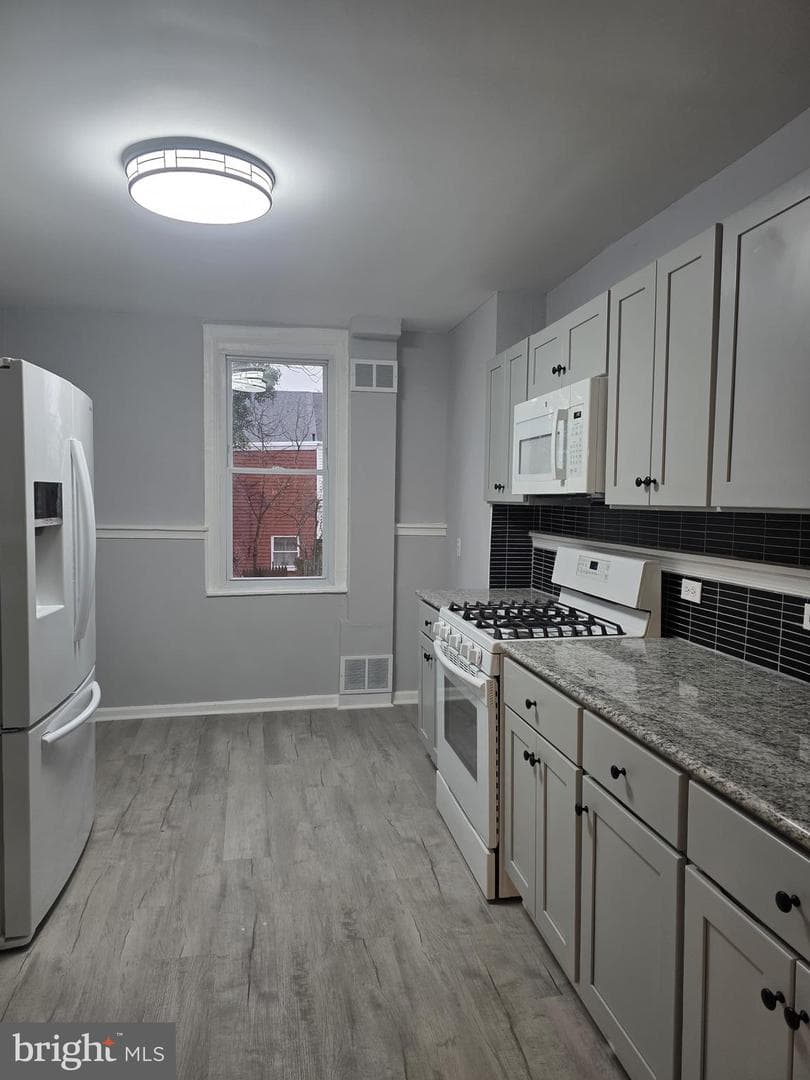 327 Lincoln Street photo 8