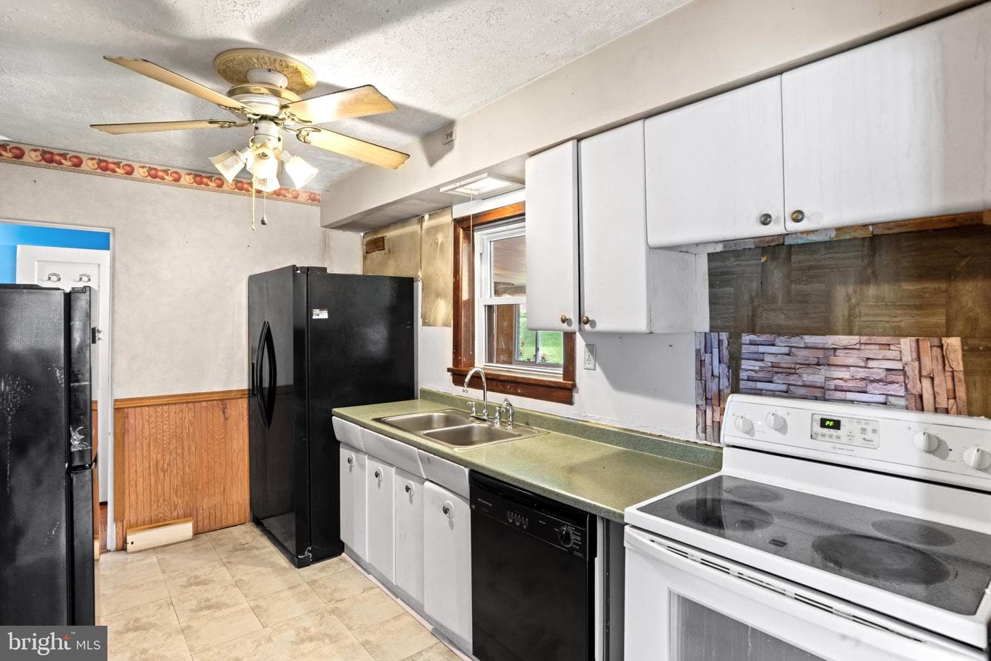 201 Village Road photo 8