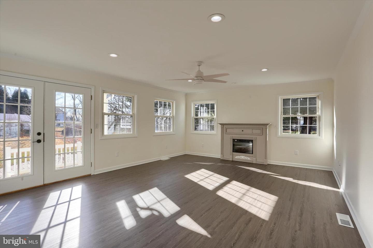 516 Roxbury Drive photo 13