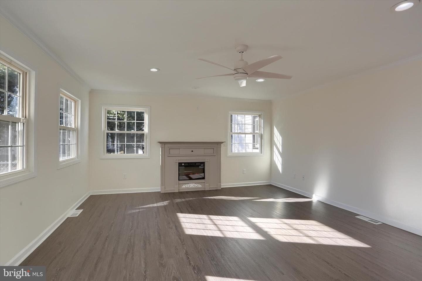 516 Roxbury Drive photo 14