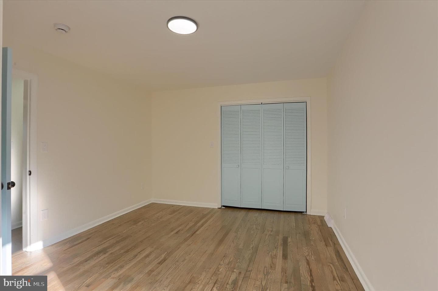 516 Roxbury Drive photo 23