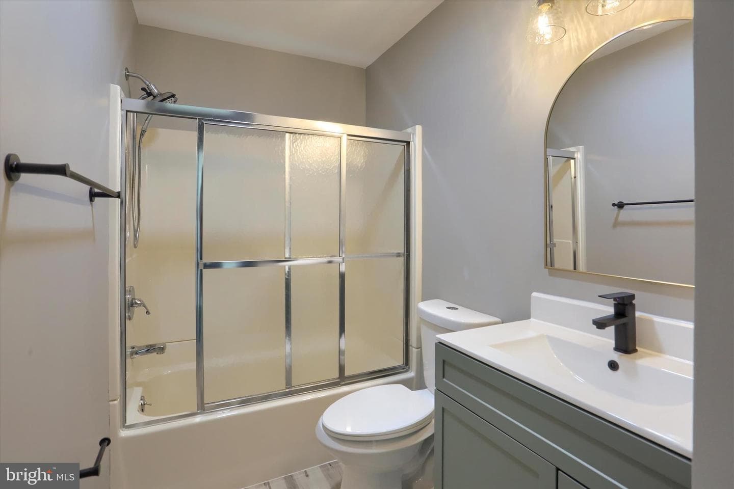 516 Roxbury Drive photo 27