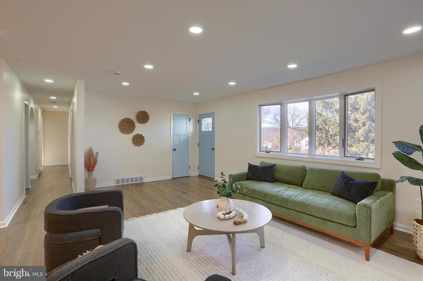 516 Roxbury Drive photo 3