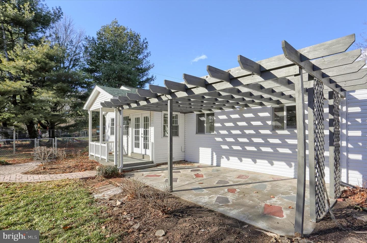 516 Roxbury Drive photo 37