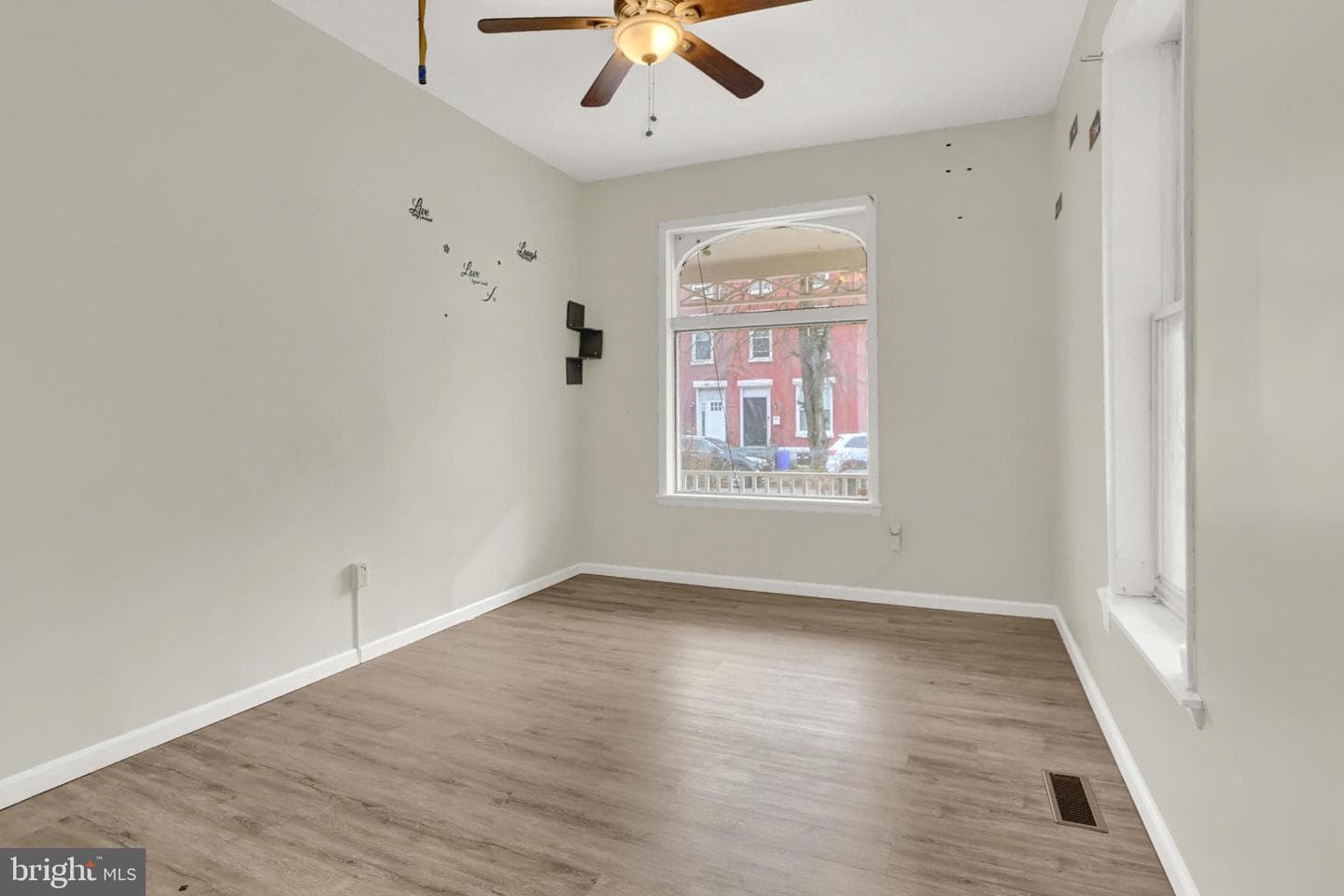 518 Emerald Street photo 3