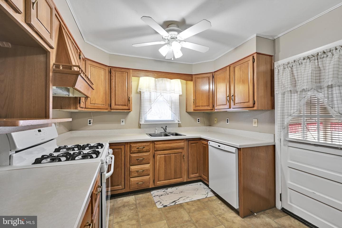 213 Hoffer Street photo 11