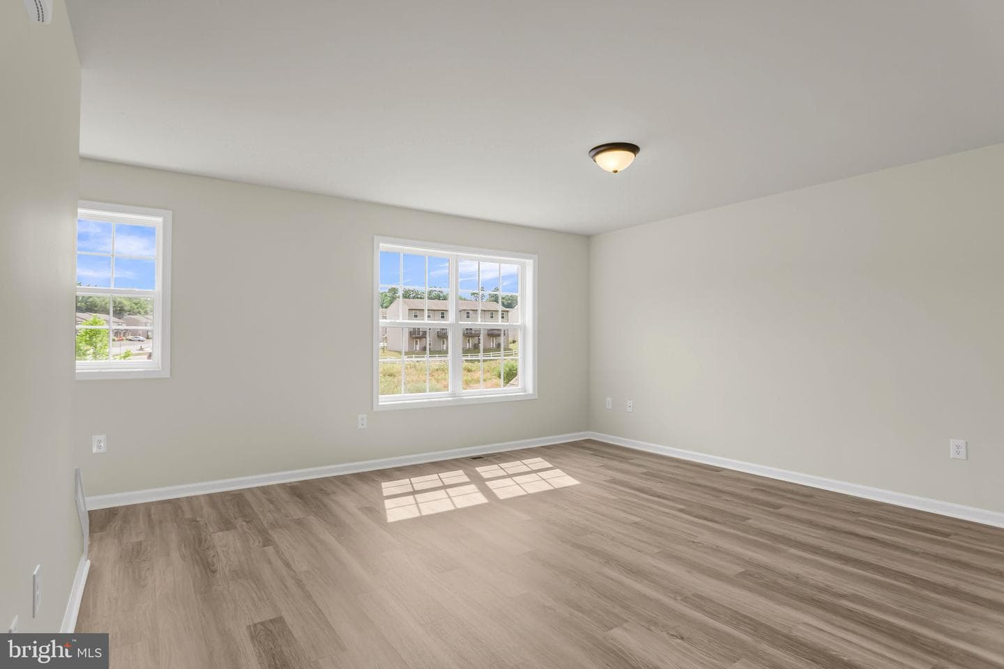 976 Gregs Drive photo 16