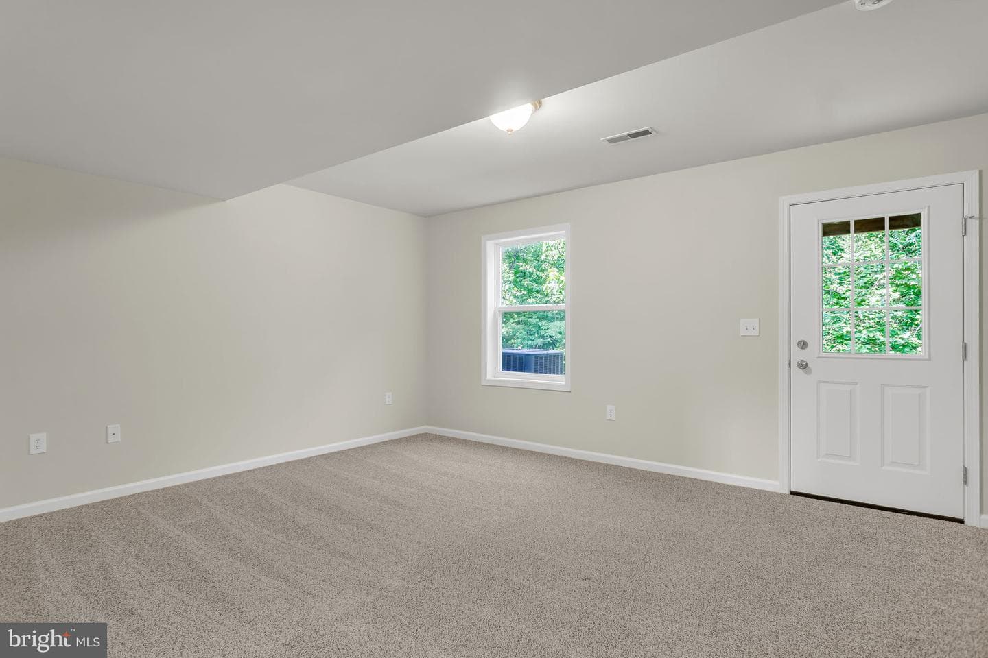 976 Gregs Drive photo 5