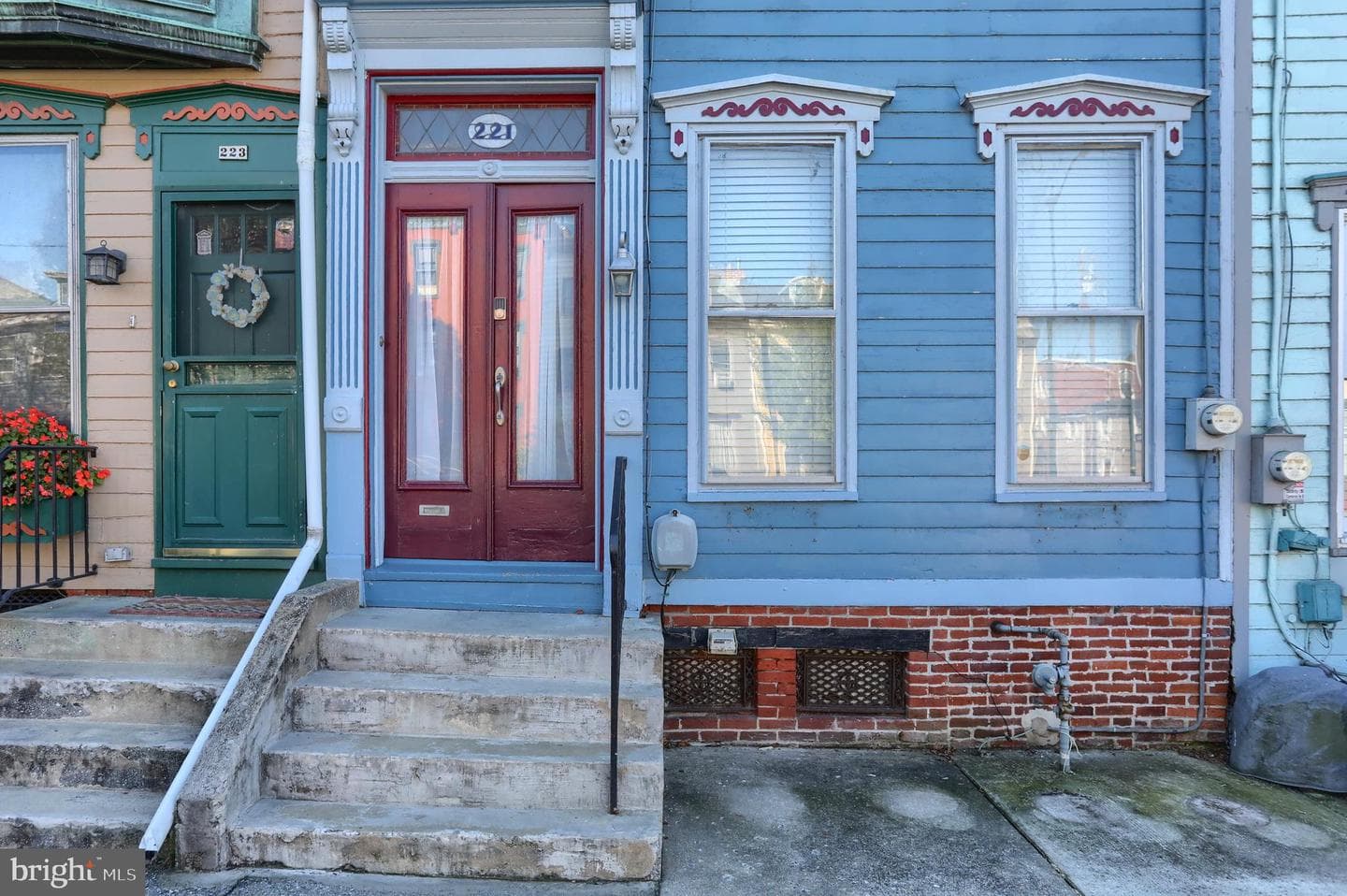 221 Verbeke Street photo 3