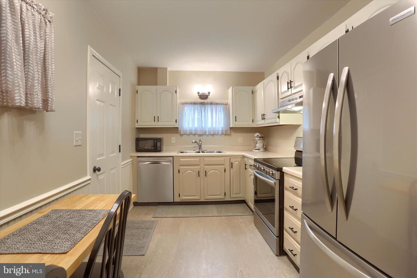 924 Grand Street photo 7