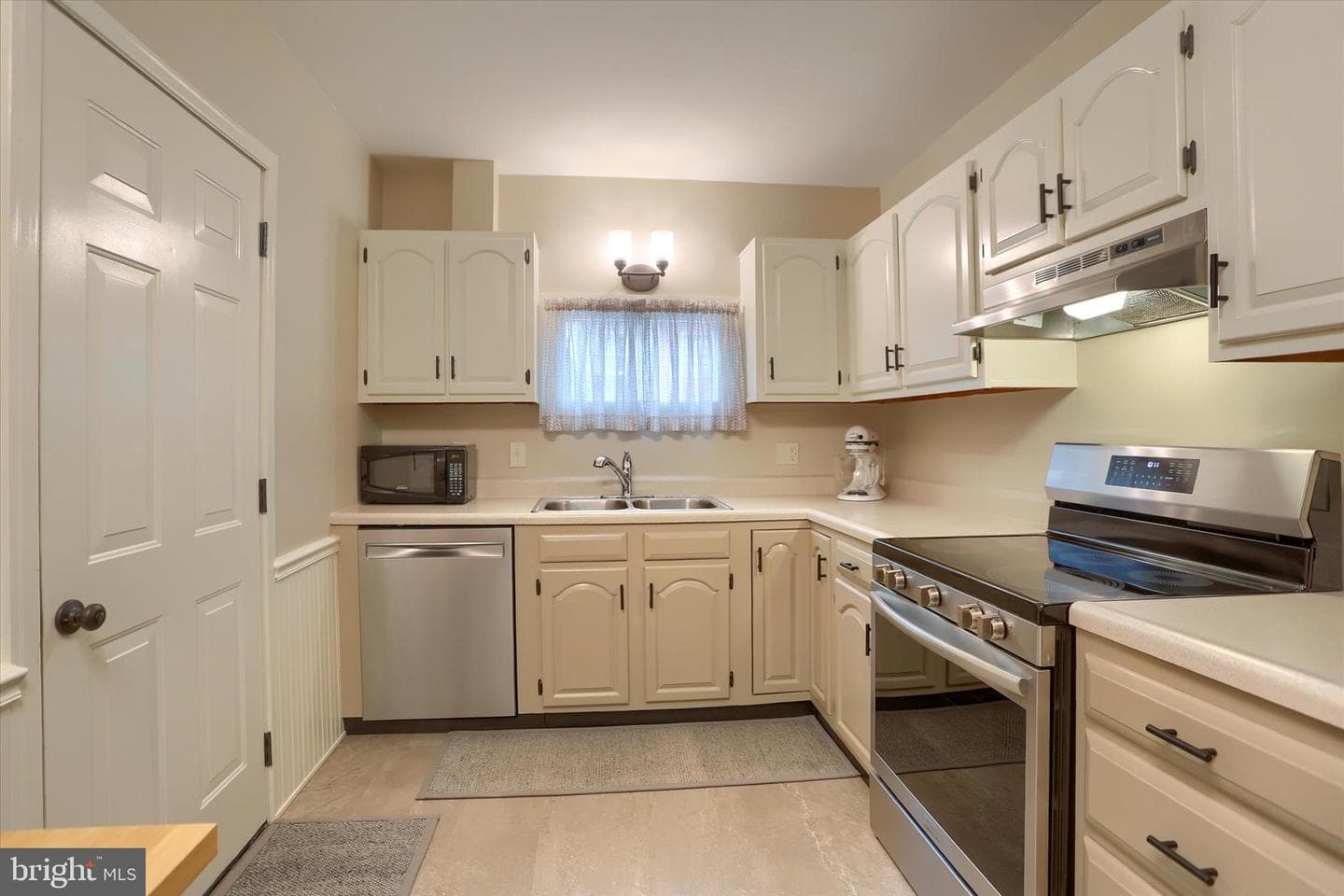 924 Grand Street photo 8
