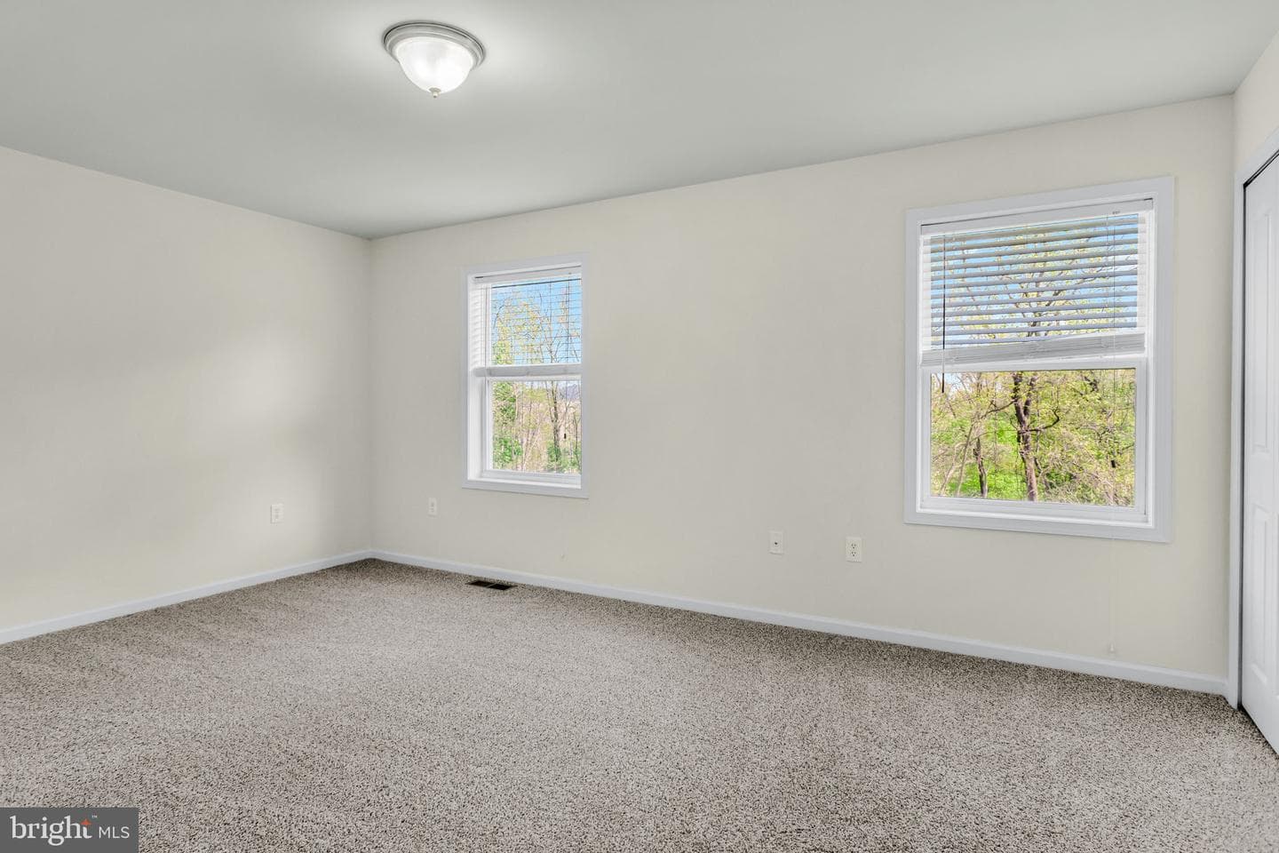 869 Gregs Drive photo 14