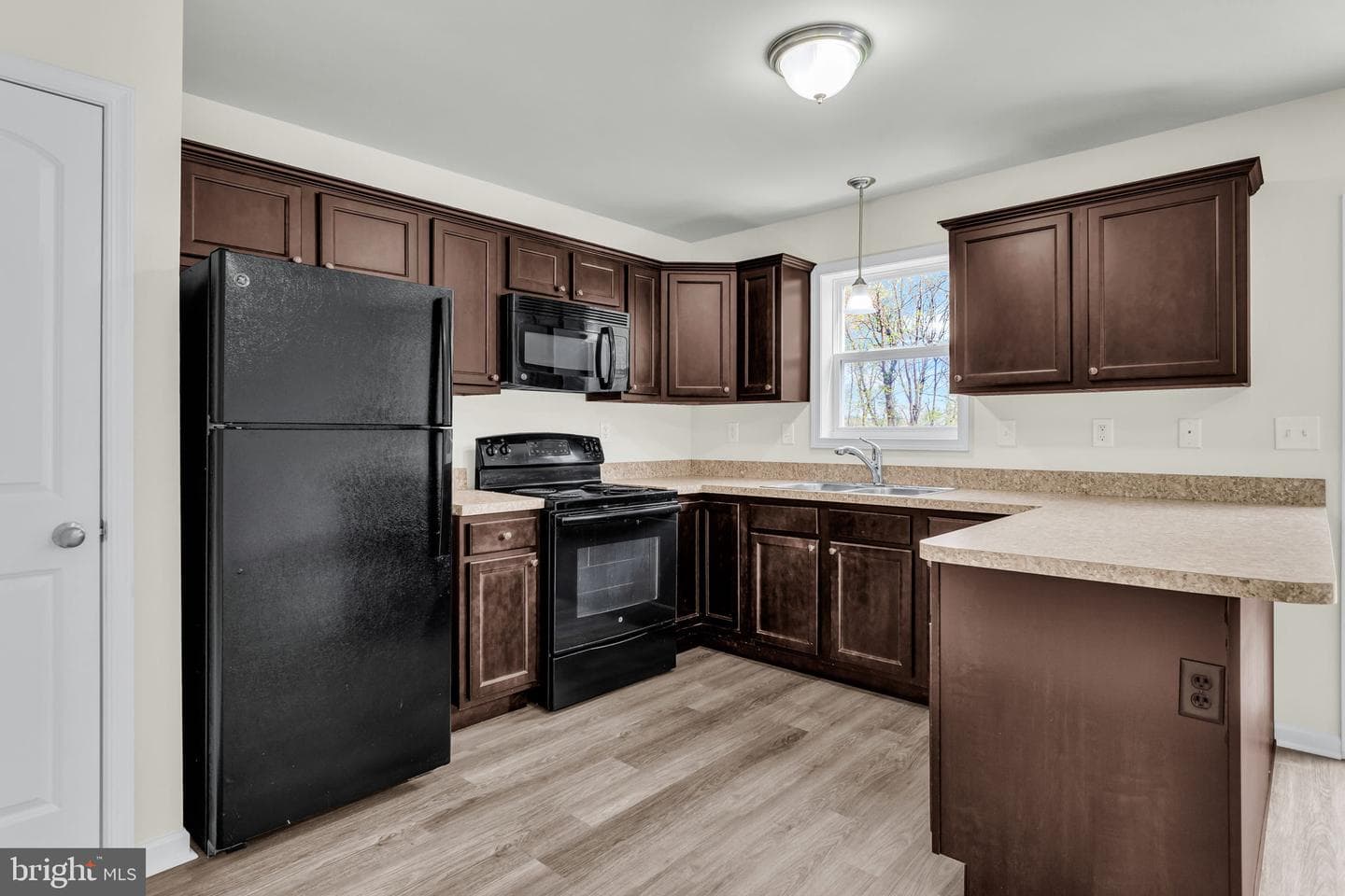 869 Gregs Drive photo 4