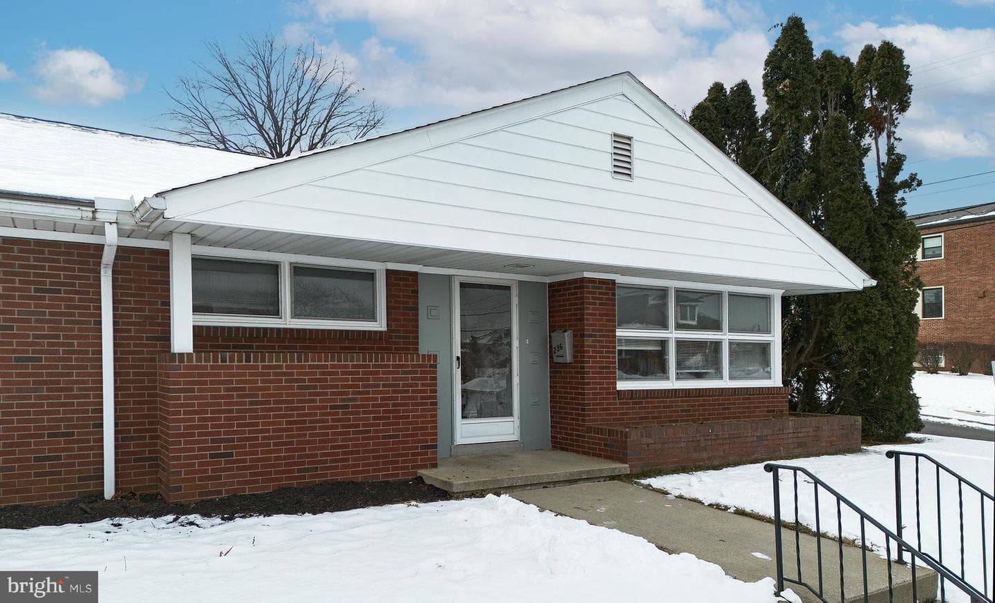 236 W Granada Avenue photo 2