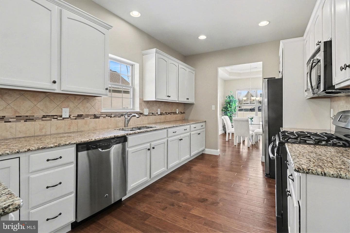 4305 Stoneleigh Court photo 9