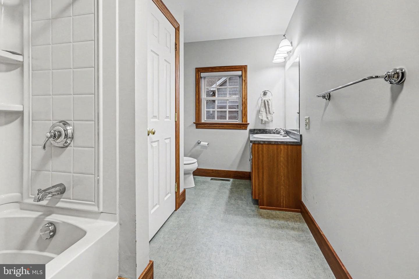 251 Maple Avenue photo 25