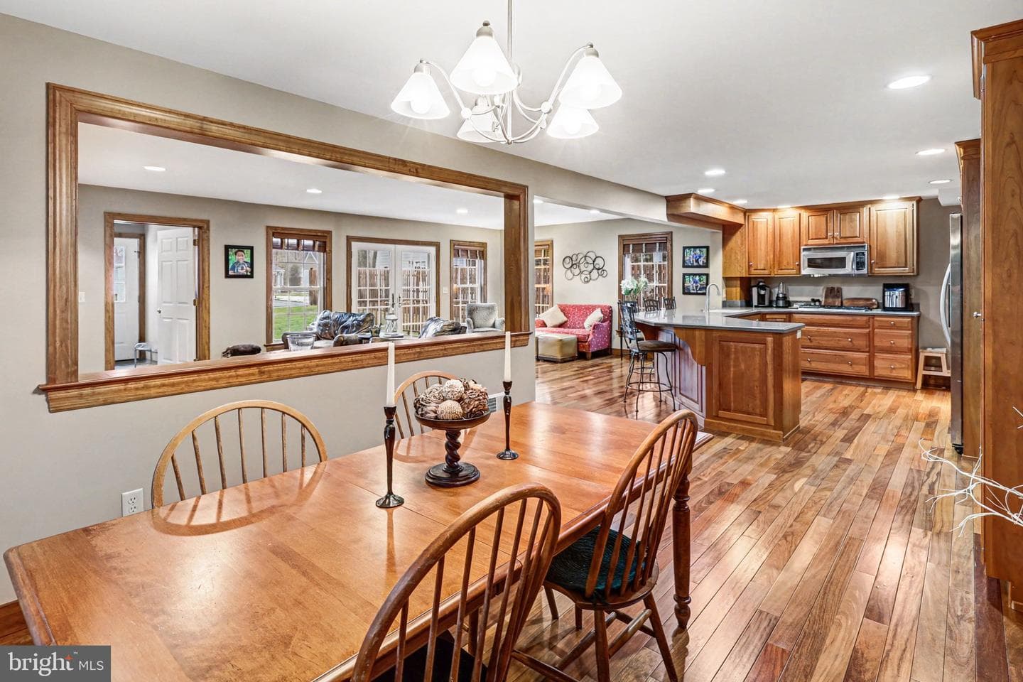 251 Maple Avenue photo 5