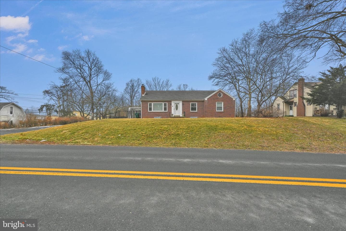 8 Crums Lane photo 1