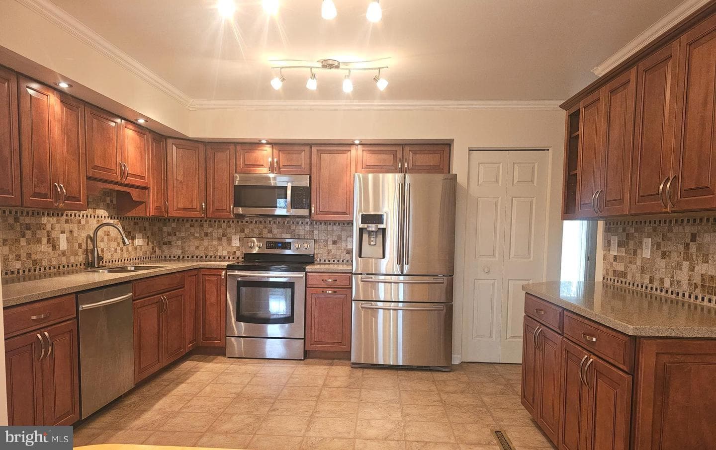 1290 Woodridge Drive photo 13