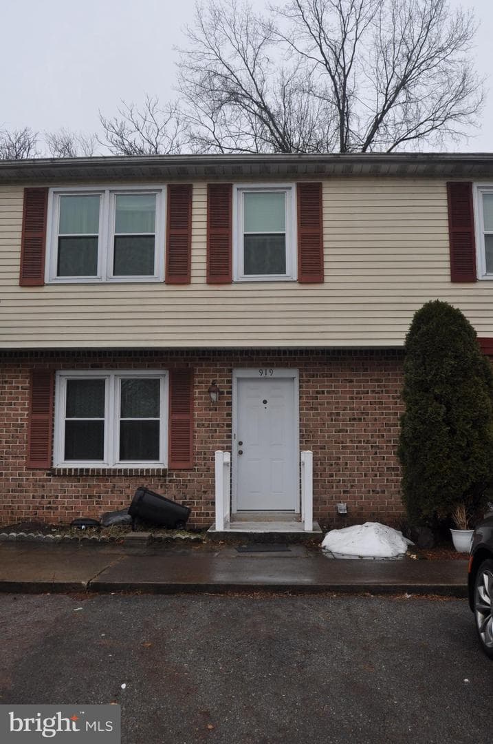 919 Meadow Lane