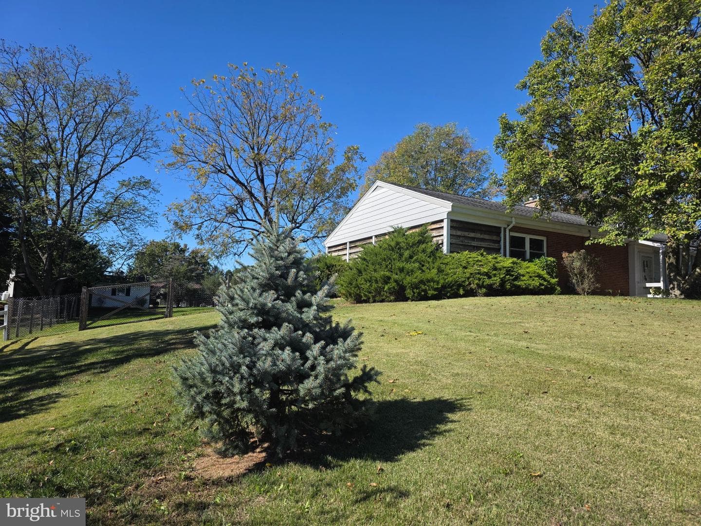 1906 Colonial Road photo 17