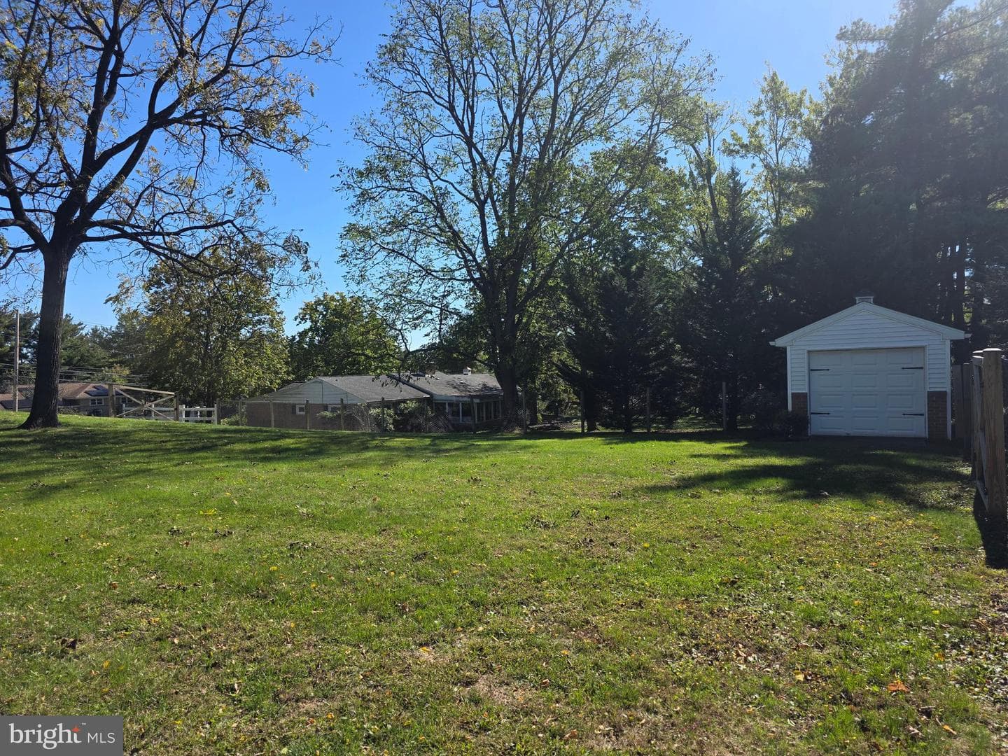 1906 Colonial Road photo 28