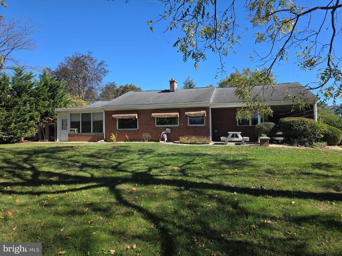 1906 Colonial Road photo 30