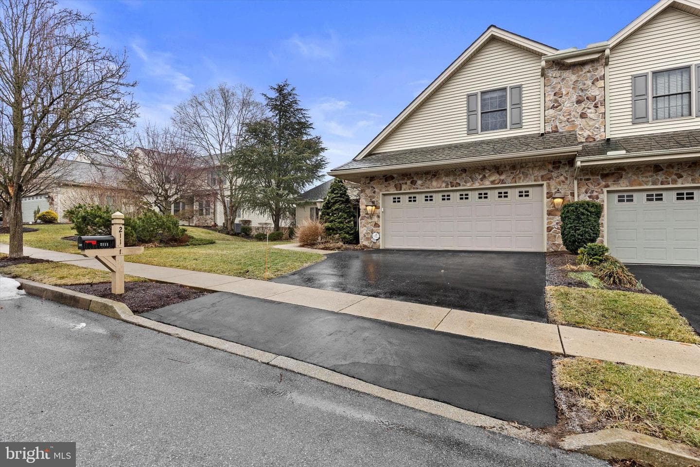 2111 Carey Way photo 3