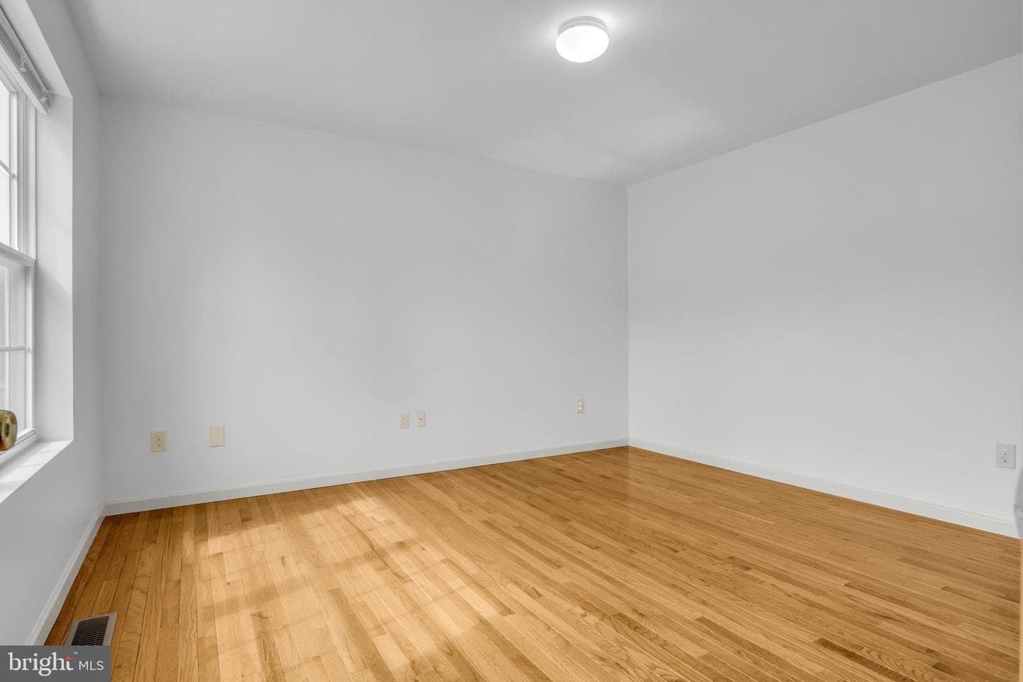 554 Yale Street photo 17