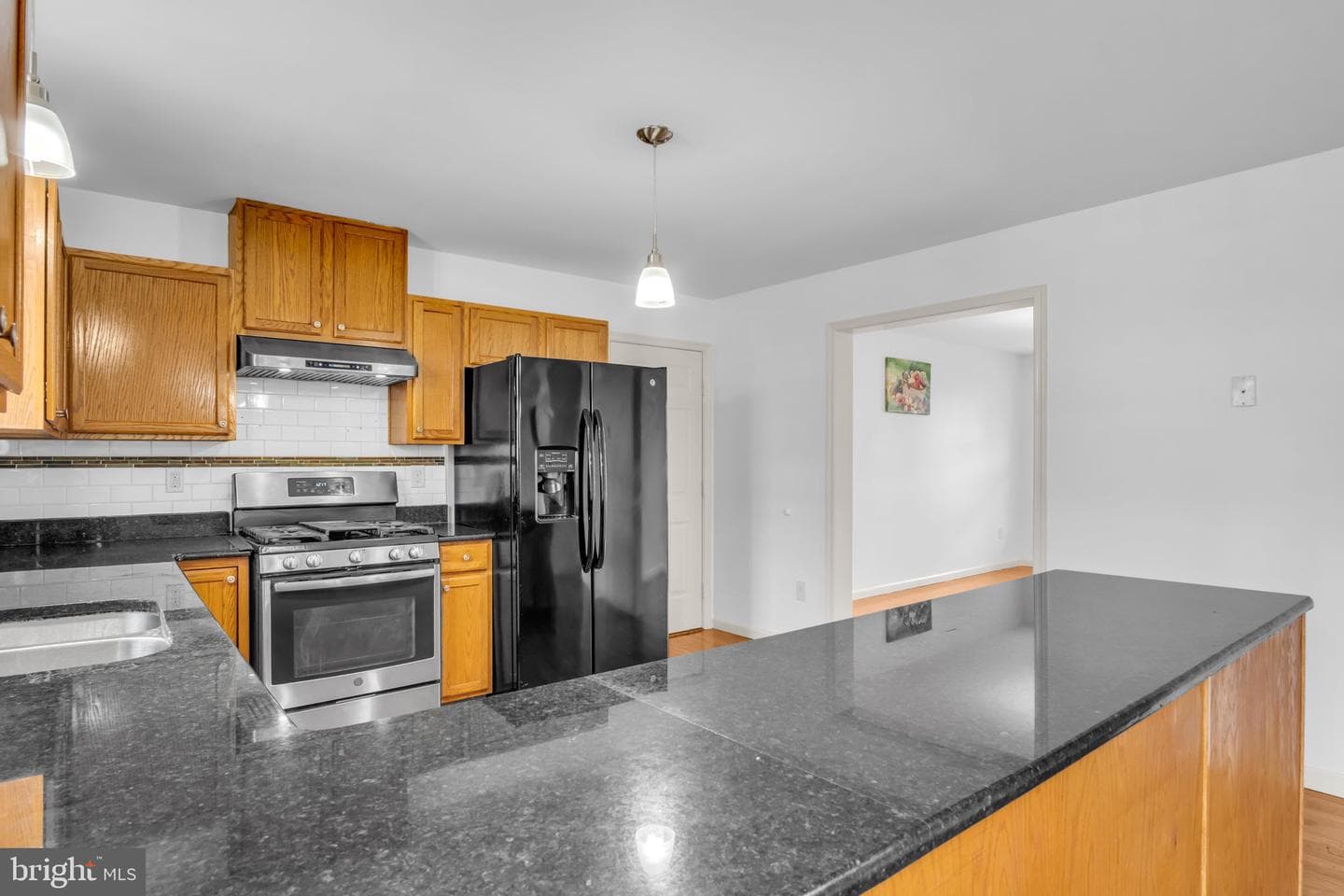 554 Yale Street photo 23