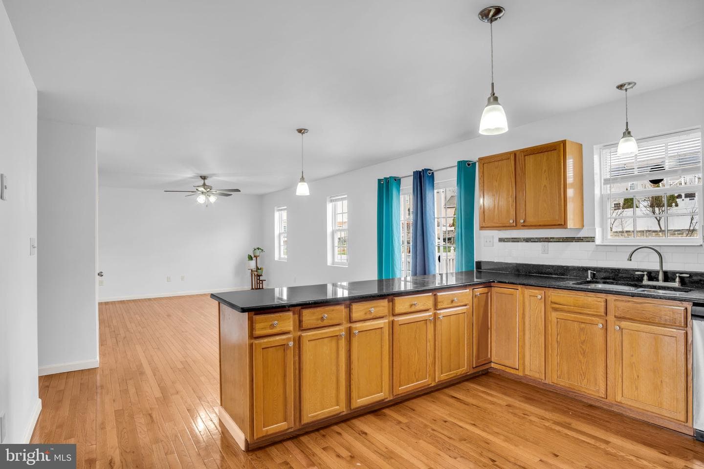 554 Yale Street photo 24
