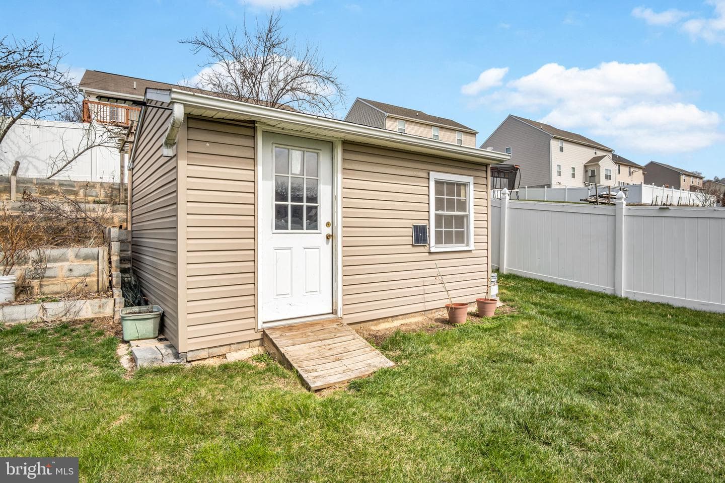 554 Yale Street photo 47