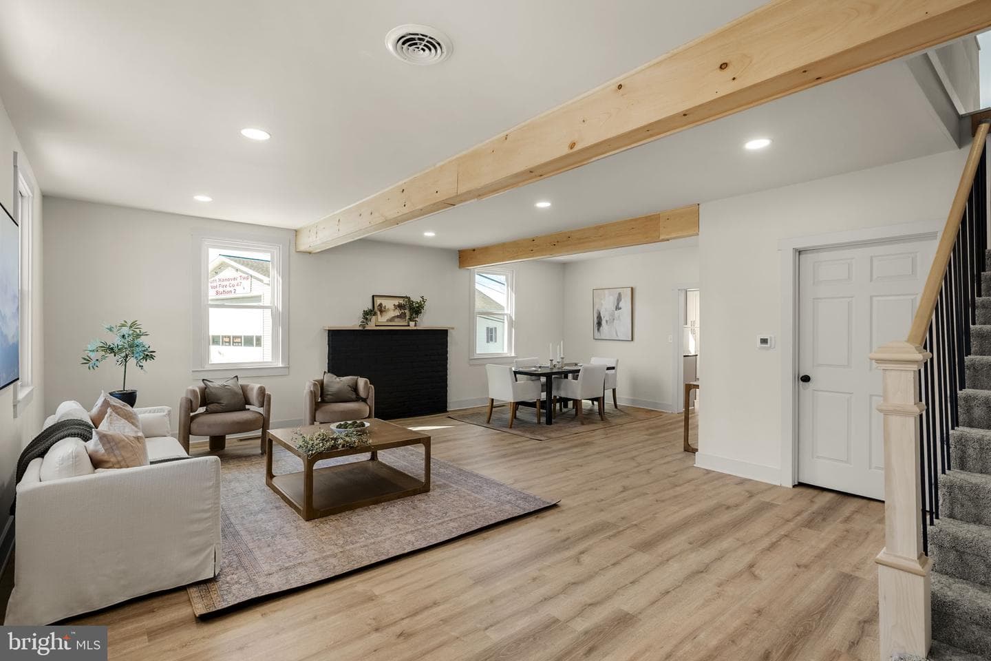 204 N Hoernerstown Road photo 3