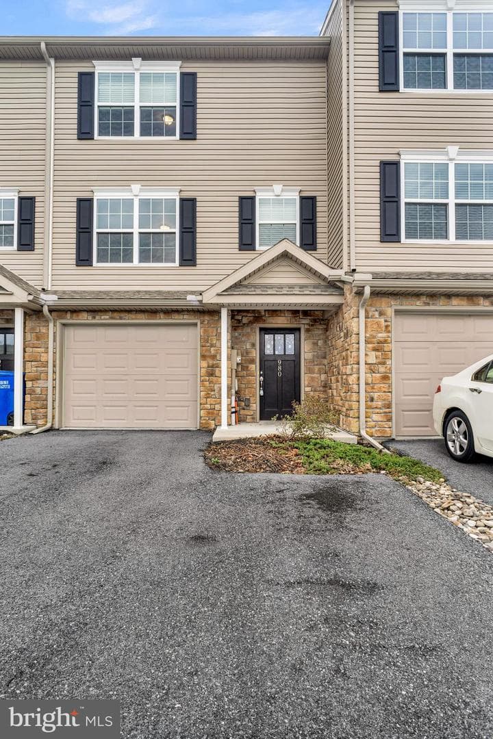 980 Gregs Drive photo 1