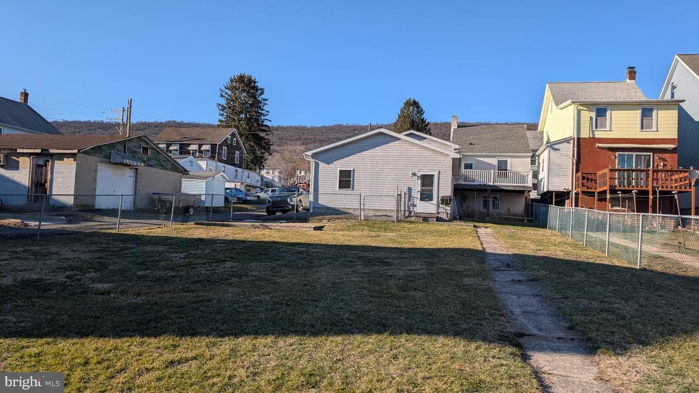 210 E Spruce Street photo 37