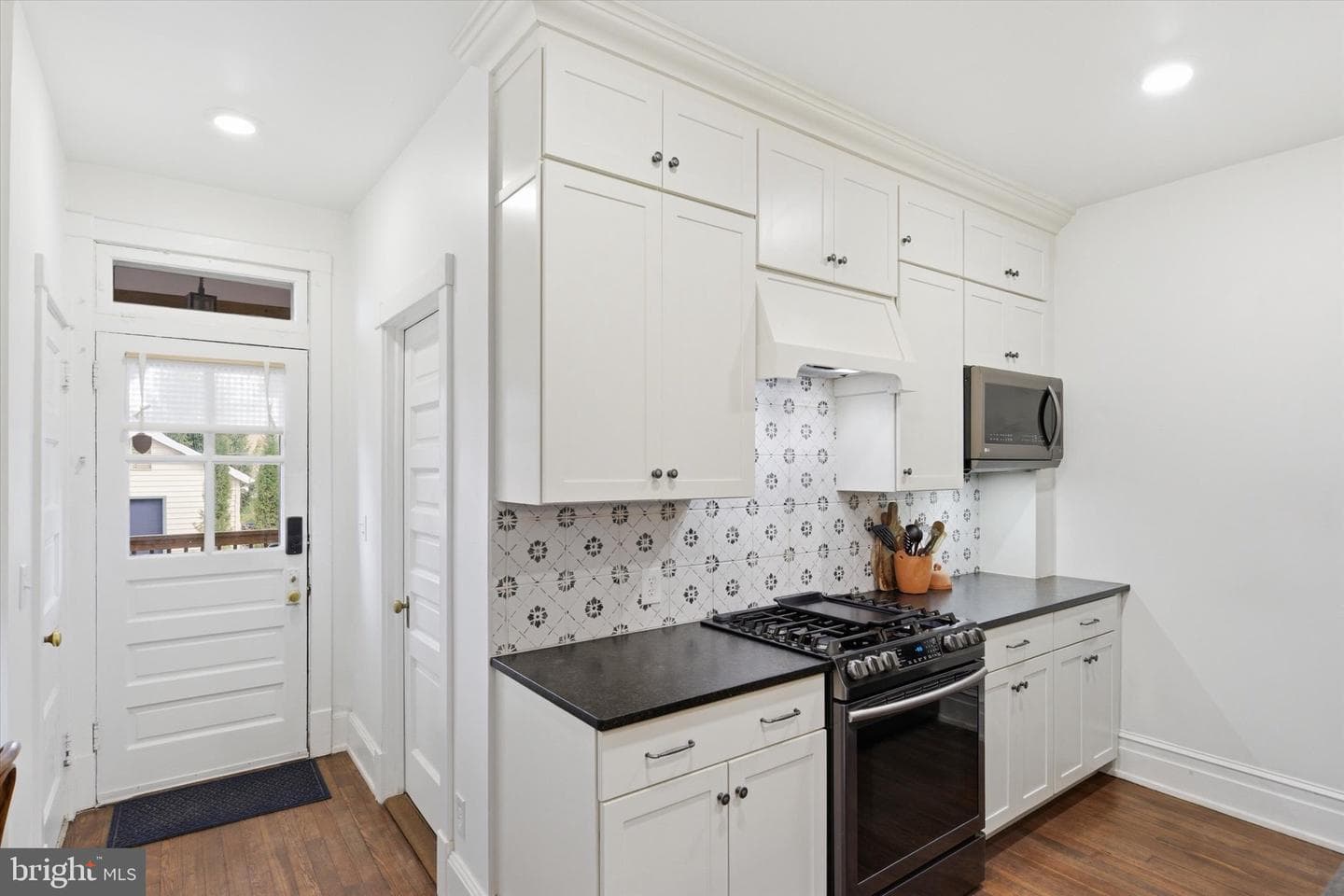 228 Lewis Street photo 9