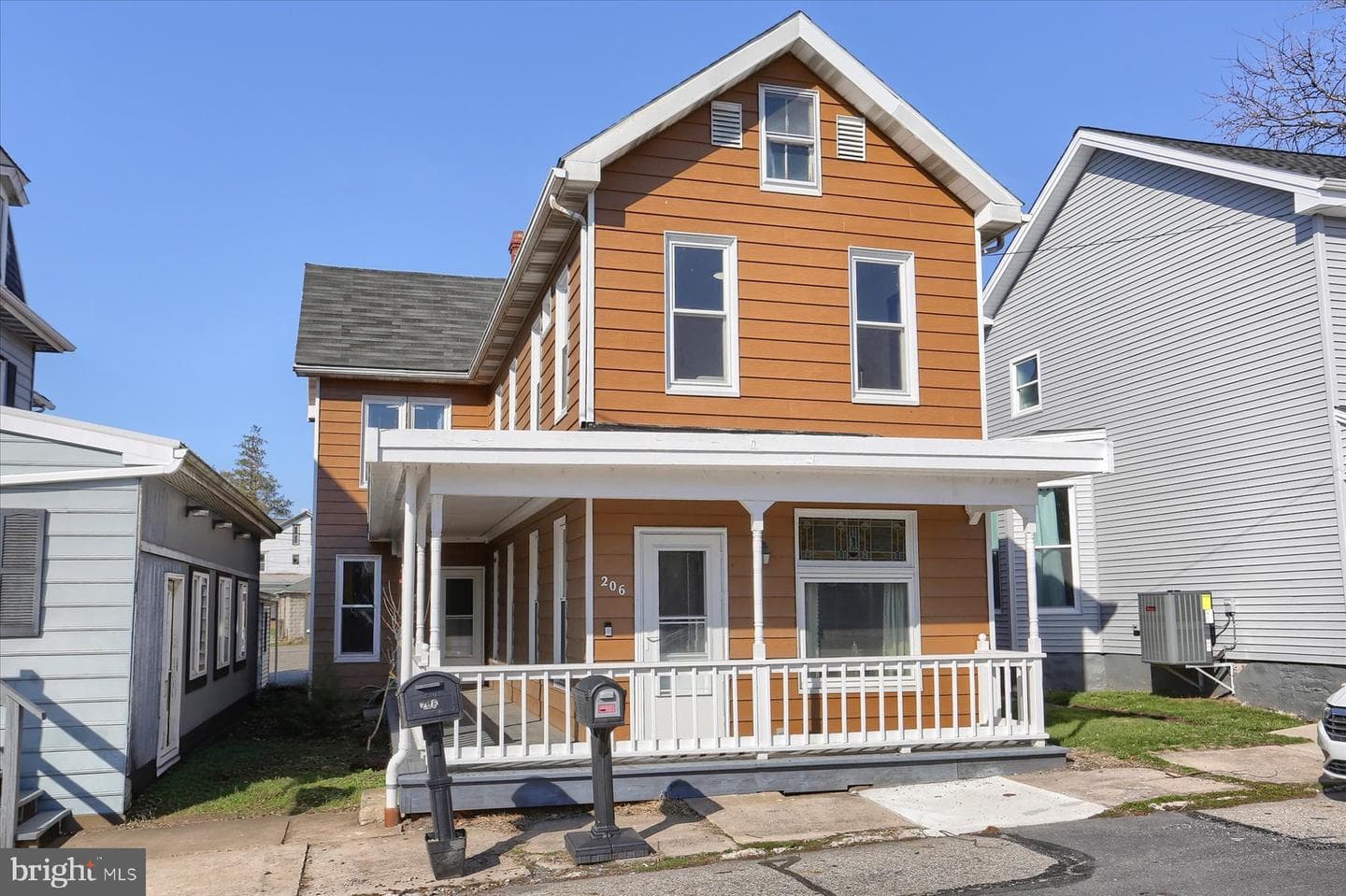 206 Armstrong Street photo 3